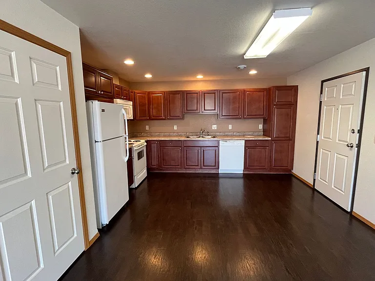 505 16th Ave NE #6 — Photo 3
