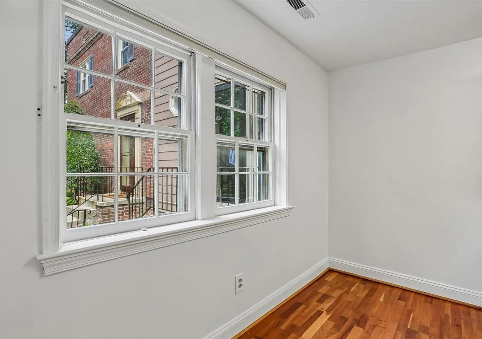 Great 2BR 2BA in Highly Sought Kenwood Forest Community near Downtown Bethesda — Photo 4