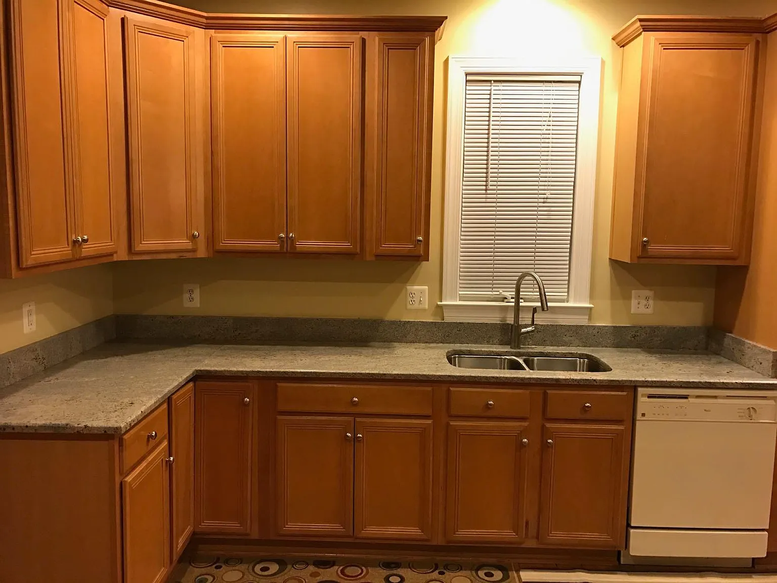 4 bed, 4.5 bath, 4500 sqft, $5,200 — Photo 4