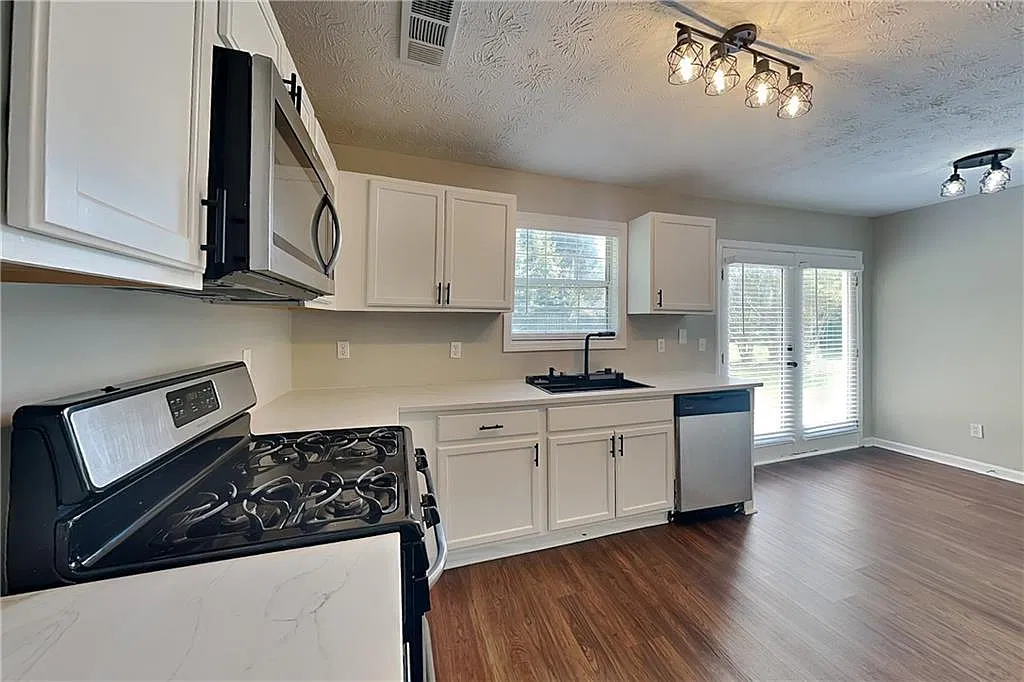 4 bed, 2.5 bath, 1972 sqft, $2,140 — Photo 4