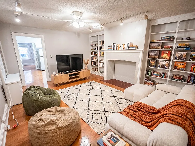 1433_1R_LivingRoom_Staged