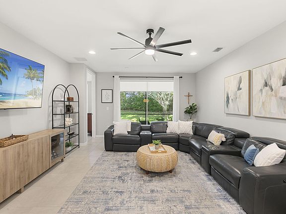 3rd image of 14731 Edgewater Cir
