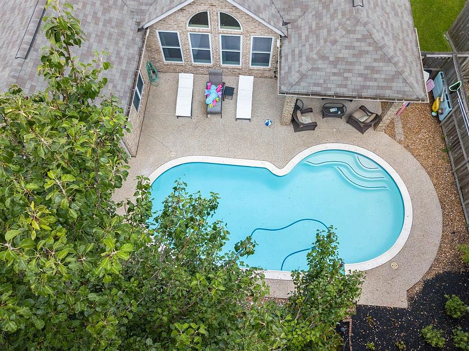 Are you looking for a wonderful single story home with an inviting backyard with a great location near shopping and entertainment zoned to Katy schools? Look no further!