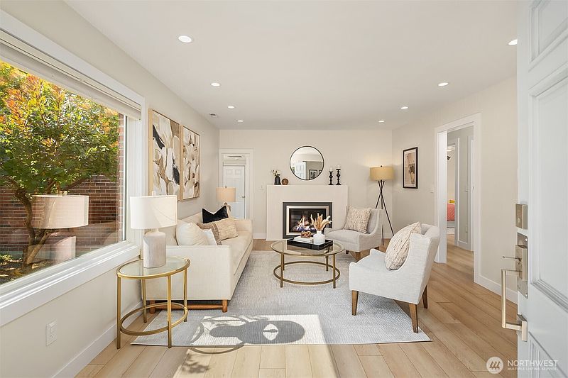 3rd image of 11056 Goodwin Way NE