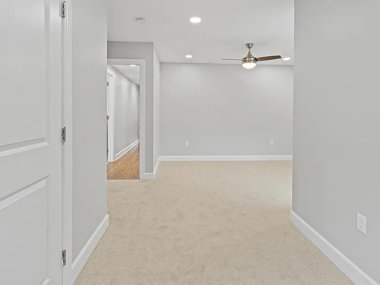 731 E Elm St — Photo 35