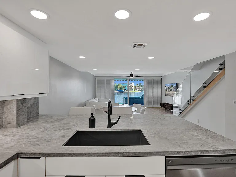 876 Jeffery St — Photo 8