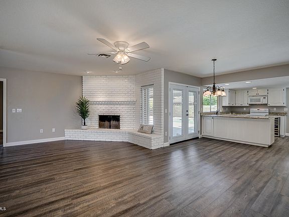 4th image of 2117 E Laguna Dr