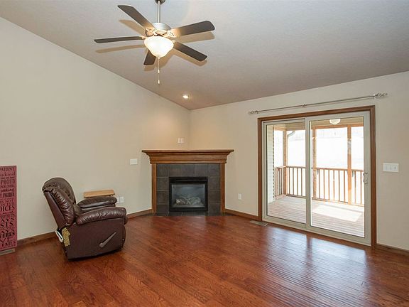 3rd image of 230 Woodfield Ln