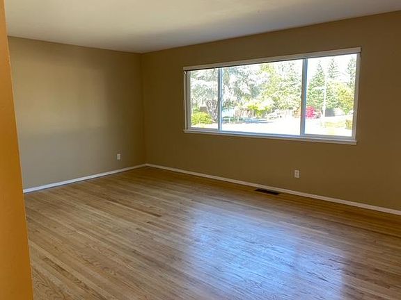 3rd image of 1085 Hunterston Pl