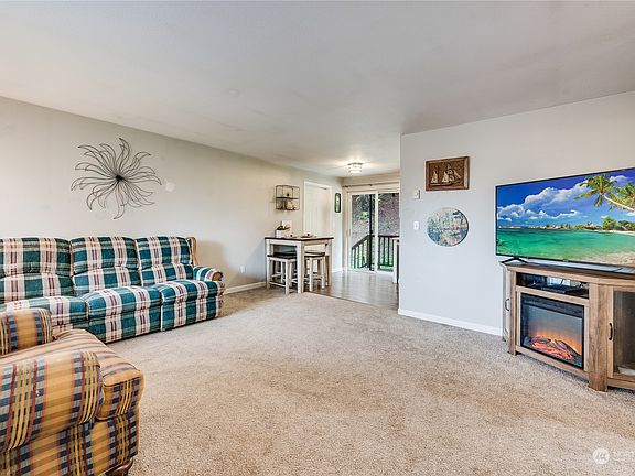 Lots of light in Living area>