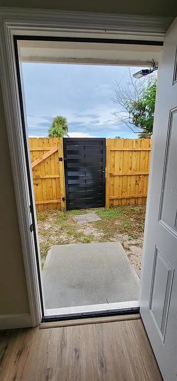 1 bed, 1.0 bath, 500 sqft, $1,200 — Photo 2