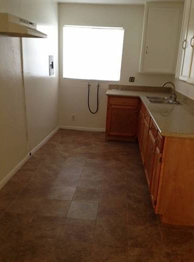 1st image of 804 E 87th Pl