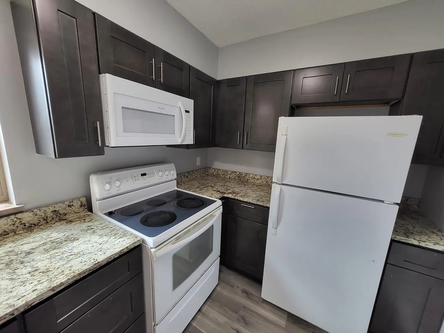 2 bed, 935 sqft, $875 — Photo 2