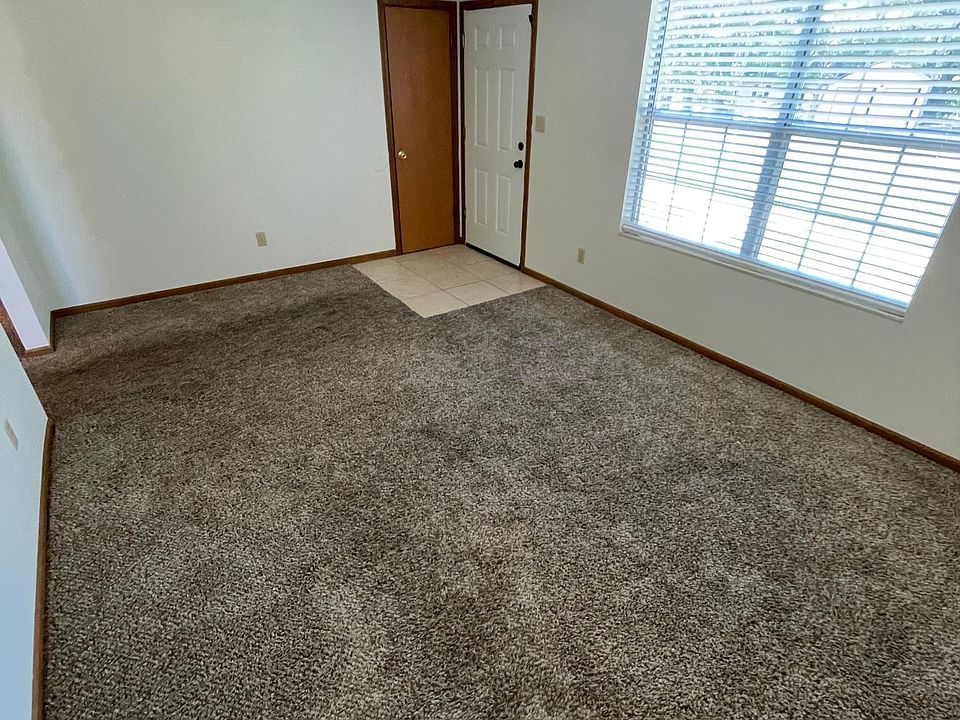 Living room entry and closet
