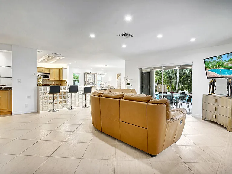 290 E Fern Dr — Photo 8