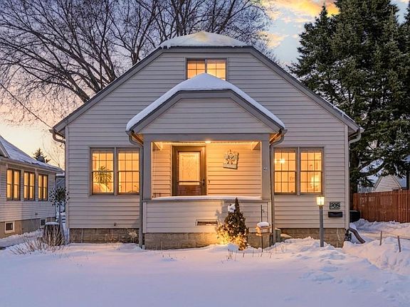 4th image of 905 1st St NW