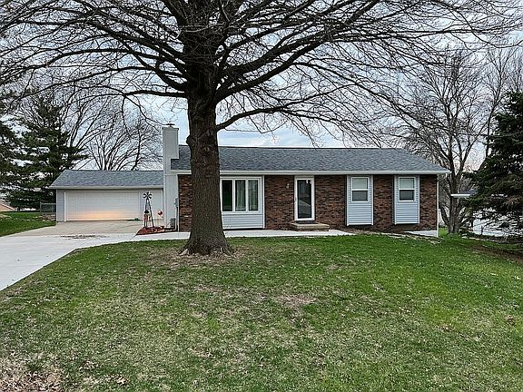 2nd image of 117 W Hillcrest Dr