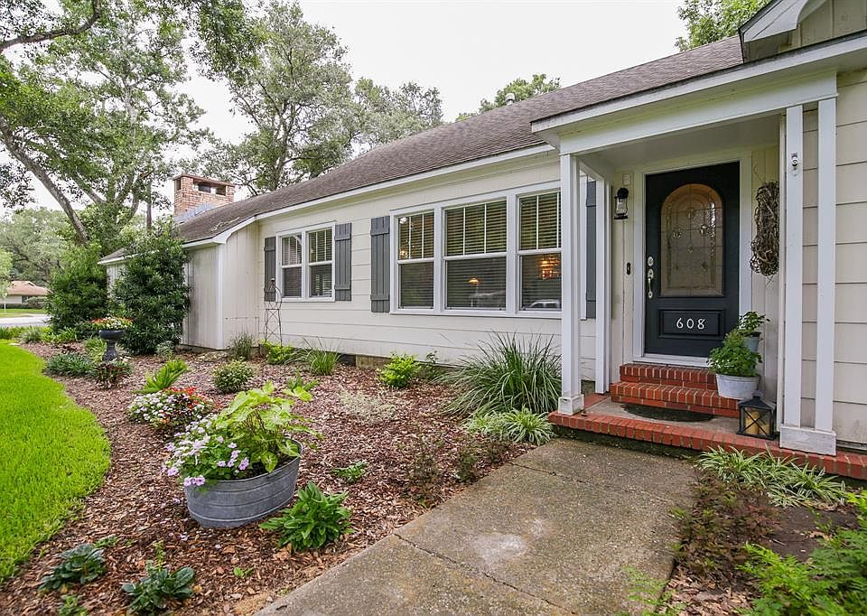 1st image of 608 Avenue C
