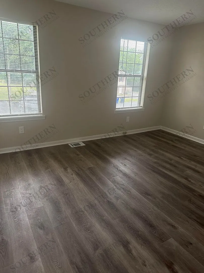 Building Photo - 124 Creekwood Ave