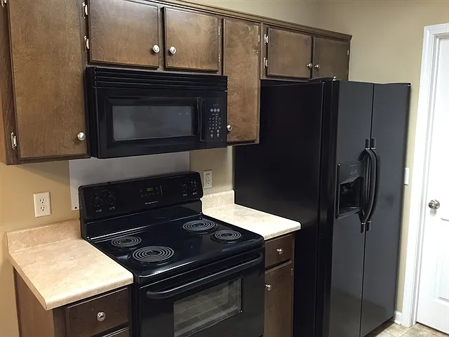 3 bed, 2.0 bath, 1327 sqft, $1,955 — Photo 3