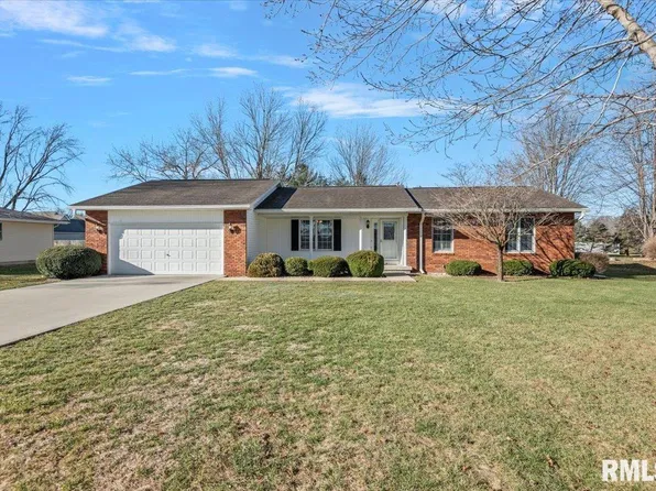 2417 E Lake Shore Dr, Taylorville, IL 62568