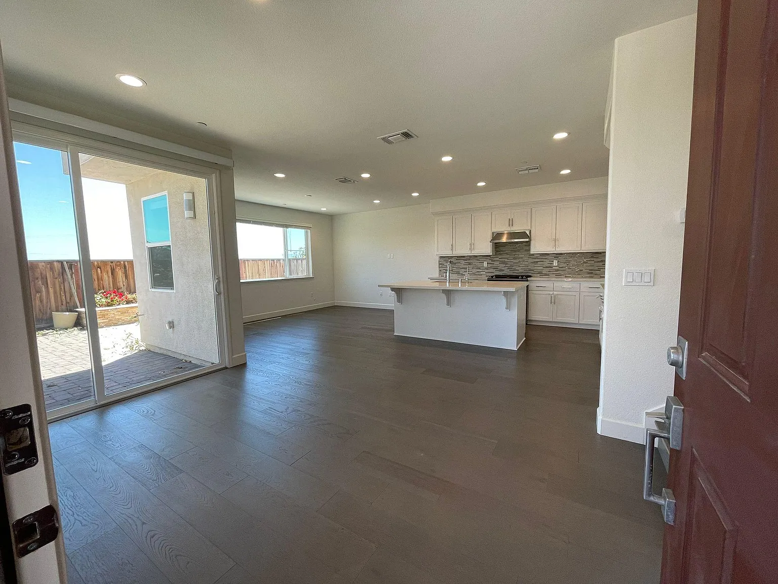 4 bed, 2.5 bath, 2154 sqft, $4,500 — Photo 3