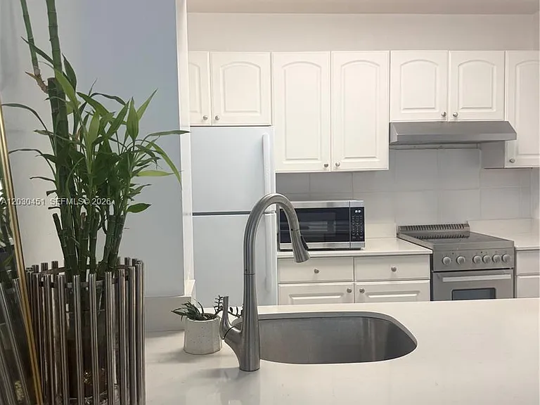 1390 Ocean Dr #302 — Photo 24