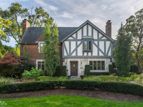 71 Lochmoor Blvd, Grosse Pointe Shores, MI 48236