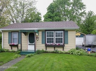 101 Oakleaf Rd, Lake In The Hills, IL 60156