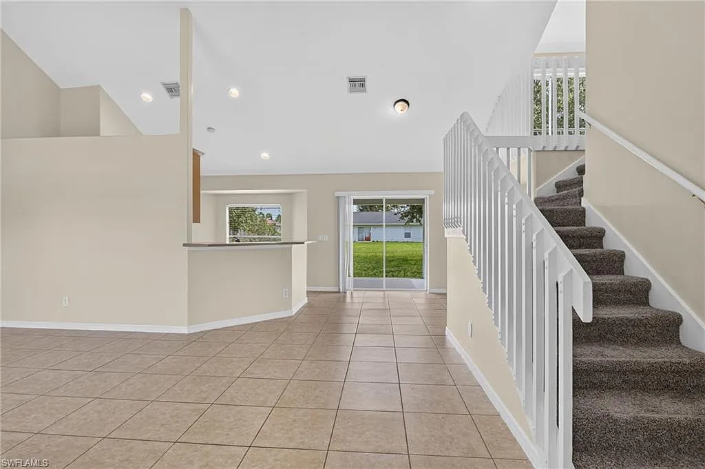 3 bed, 2.0 bath, 1820 sqft, $2,100 — Photo 2