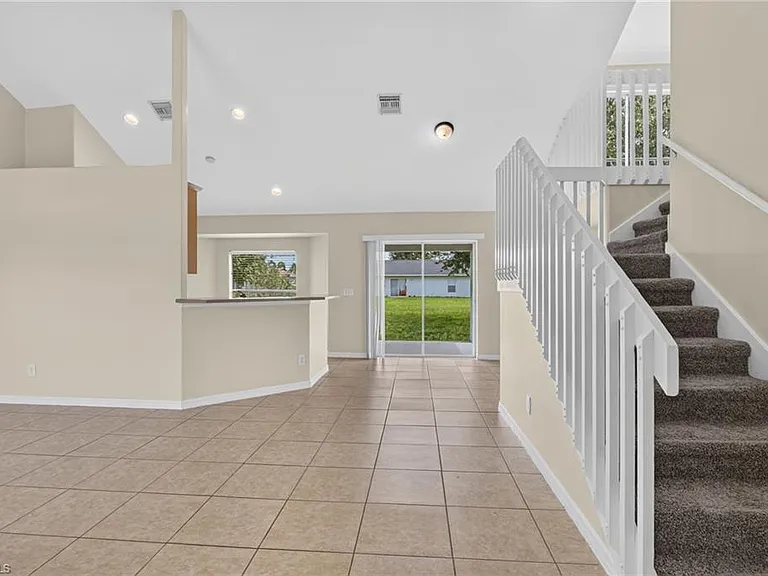 523 SE 25th Ln — Photo 2