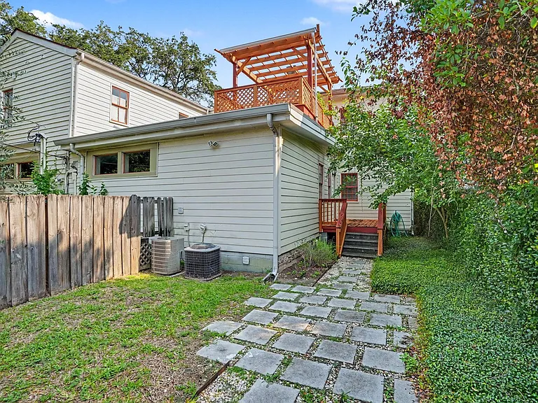 121 W Duffy St — Photo 37