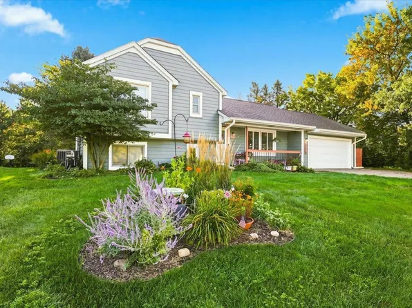 558 Hyde Ave N, Mahtomedi, MN 55115