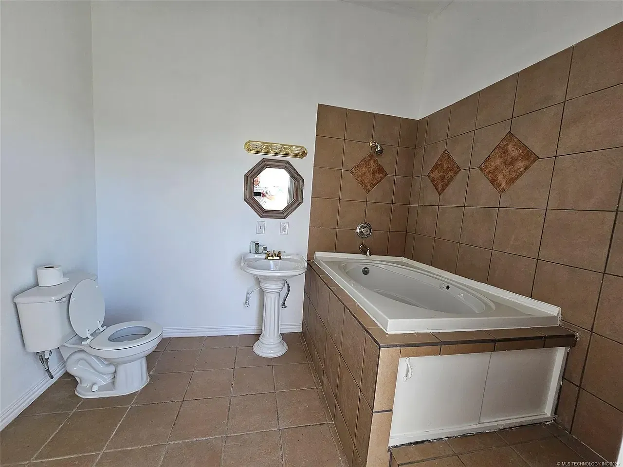 3 bed, 4610 sqft, $2,900 — Photo 2