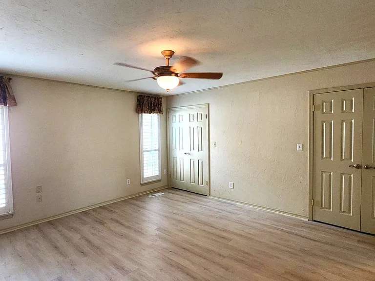 7900 Lakehurst Dr — Photo 13