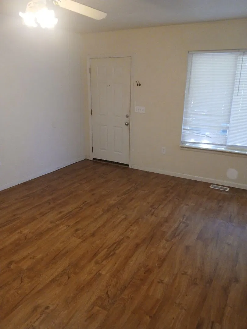 631 Scottsvale Dr — Photo 2
