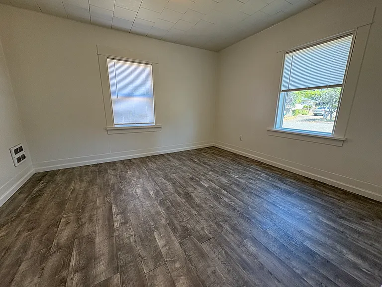 1009 Oregon St — Photo 8