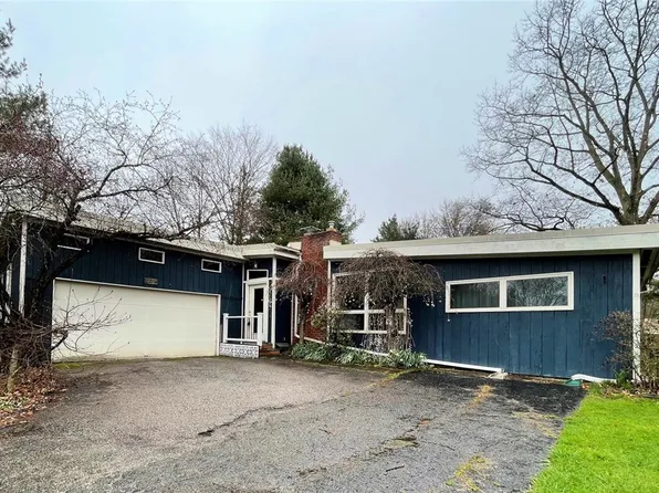 8479 Center St, Garrettsville, OH 44231