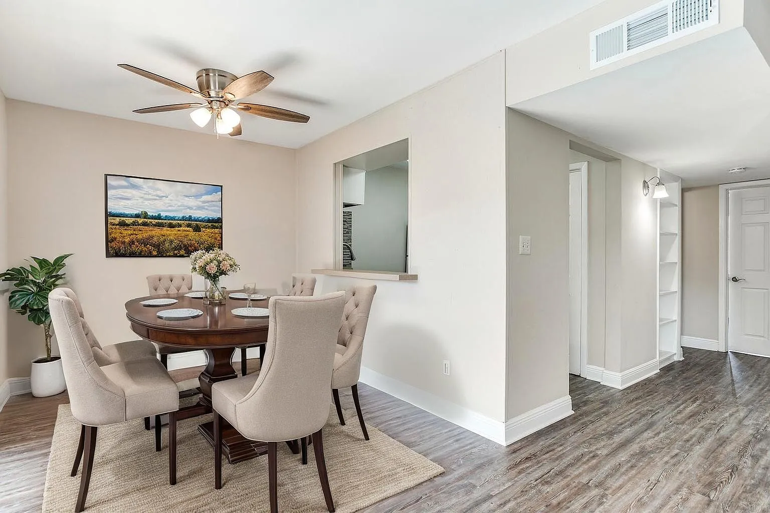 Chateau Apartments — Photo 4