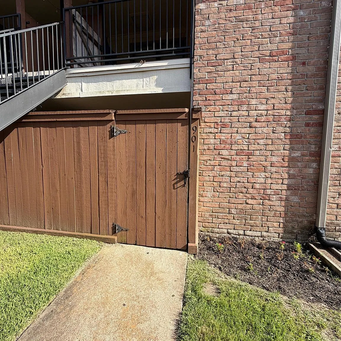2 bed, 941 sqft, $1,350 — Photo 2