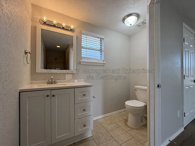 1071 Castlebury Mansion — Photo 10