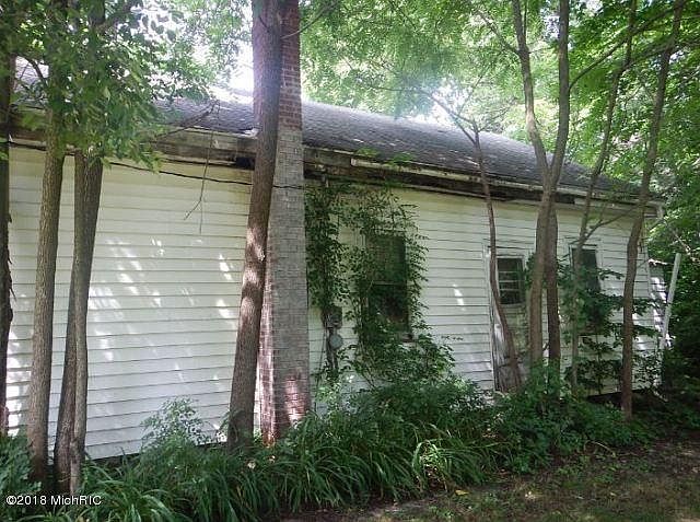 2nd image of 215 S Main St
