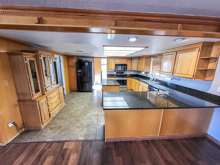 25 W Maverick Ln — Photo 7