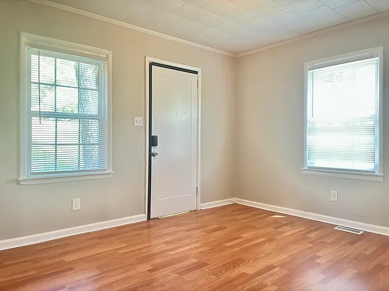 313 E Gibbs St — Photo 4