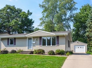 1448 Oak Ridge Dr, Green Bay, WI 54304