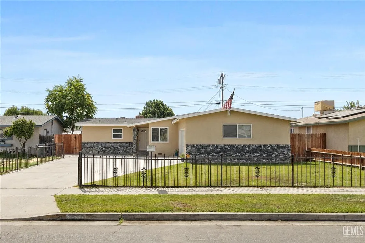 Building Photo - 1325 Carson Ave