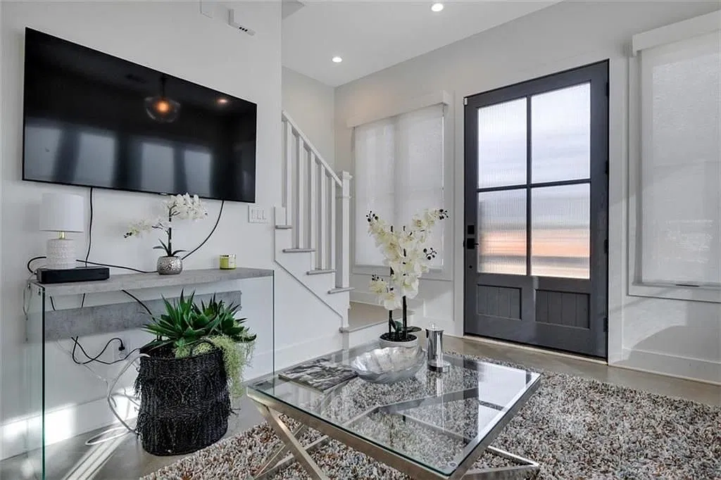 3 bed, 3.0 bath, 1122 sqft, $3,950 — Photo 4