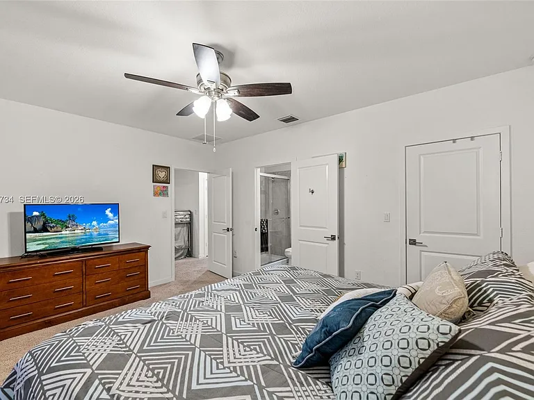 525 NE 6th Pl — Photo 17