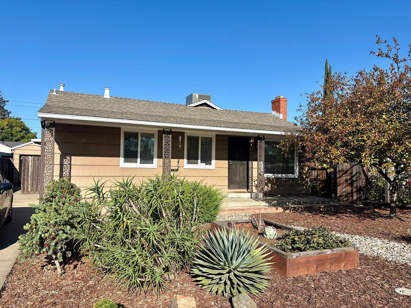 Vibrant 3 bed/1bath home in Tahoe Park — Photo 1