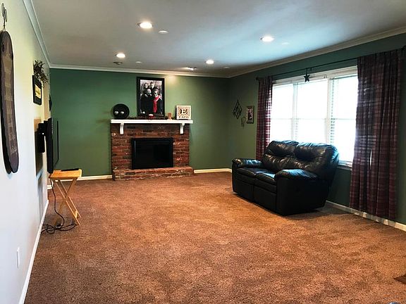 4th image of 422 Town And Country Ln